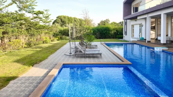 pool builder
